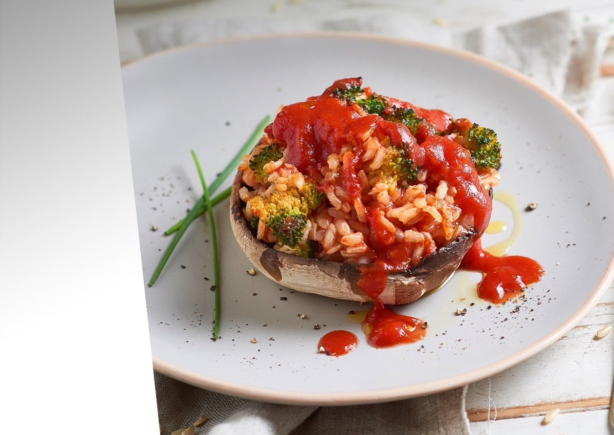 Champignons farcis au riz à la sauce tomate et brocolis