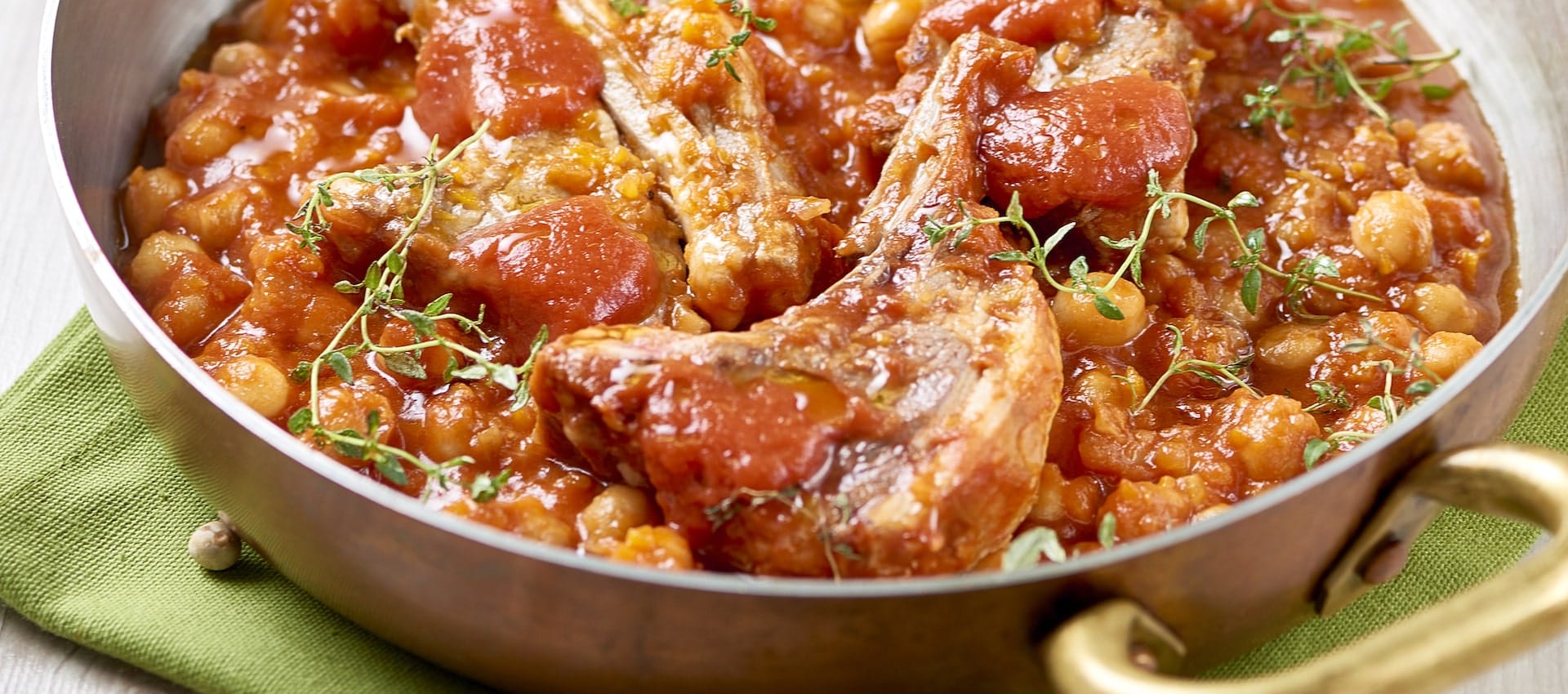 Côtelettes d’agneau, pois chiches, tomates et thym