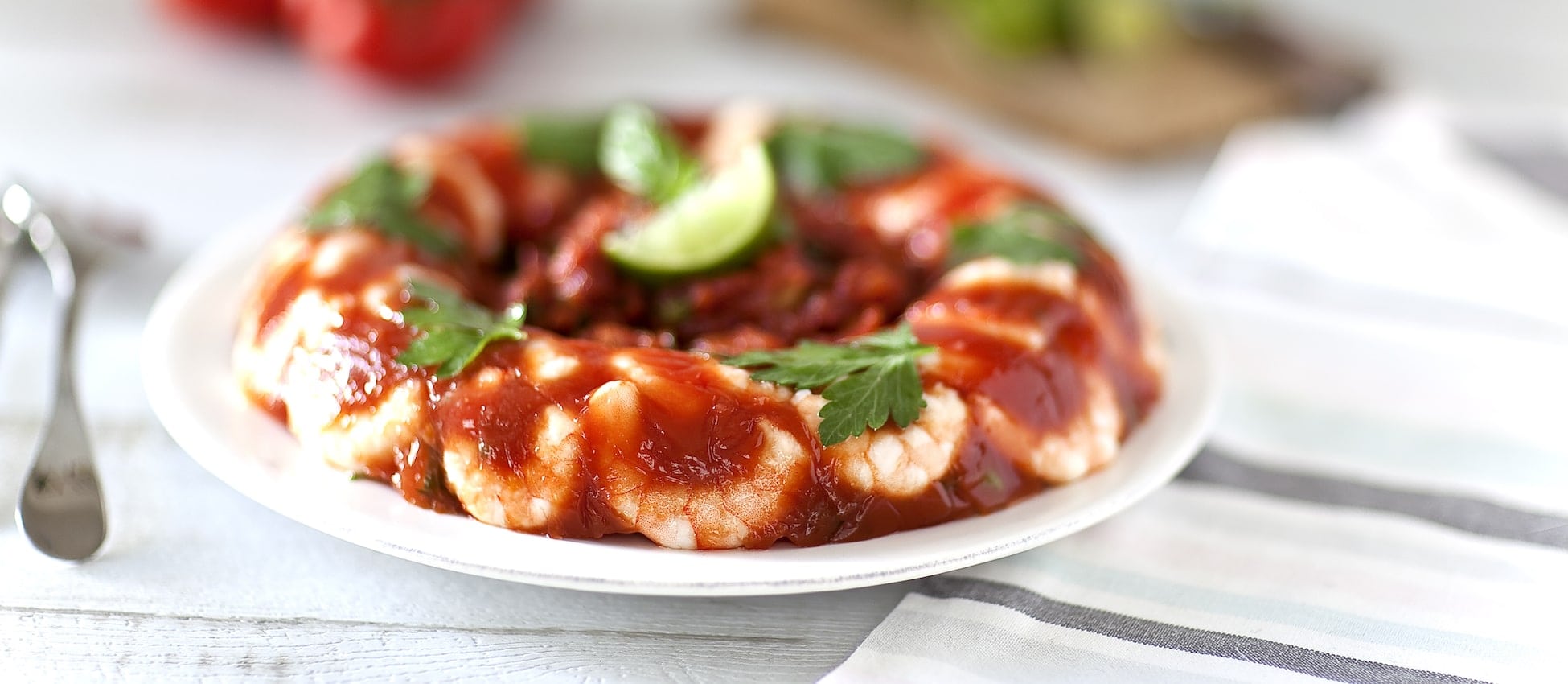 Couronnes de crevettes en gelée de tomates