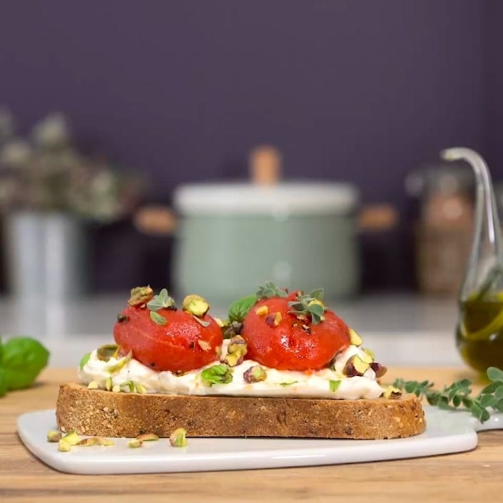 Crostones aux tomates pelées et à la burrata