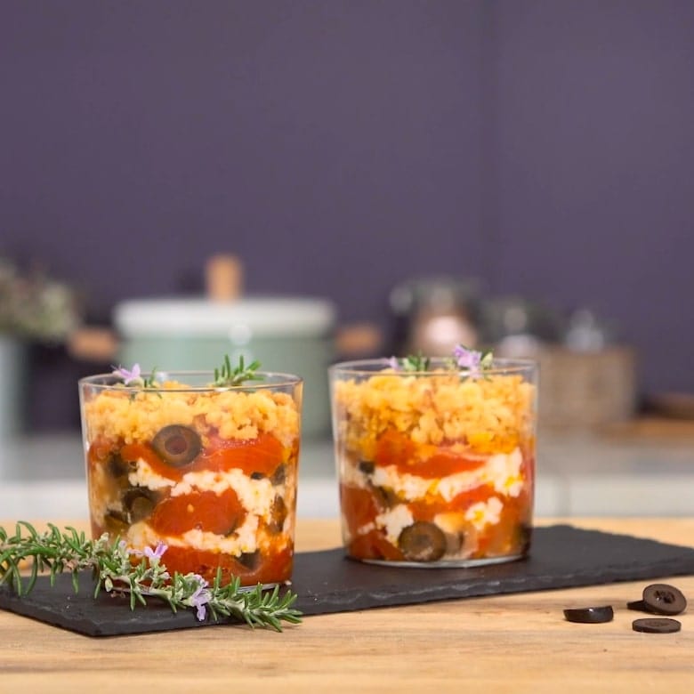 Crumble aux tomates pelées, cœurs d’olives et feta