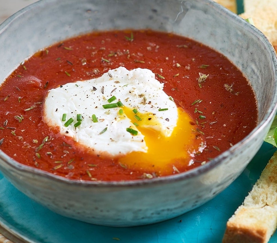 Œufs poché à la sauce tomate et aux herbes