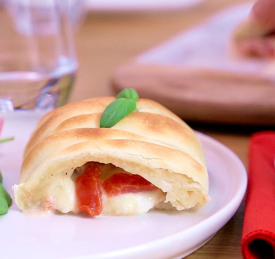 Pizza tressée à la coppa et aux tomates pelées