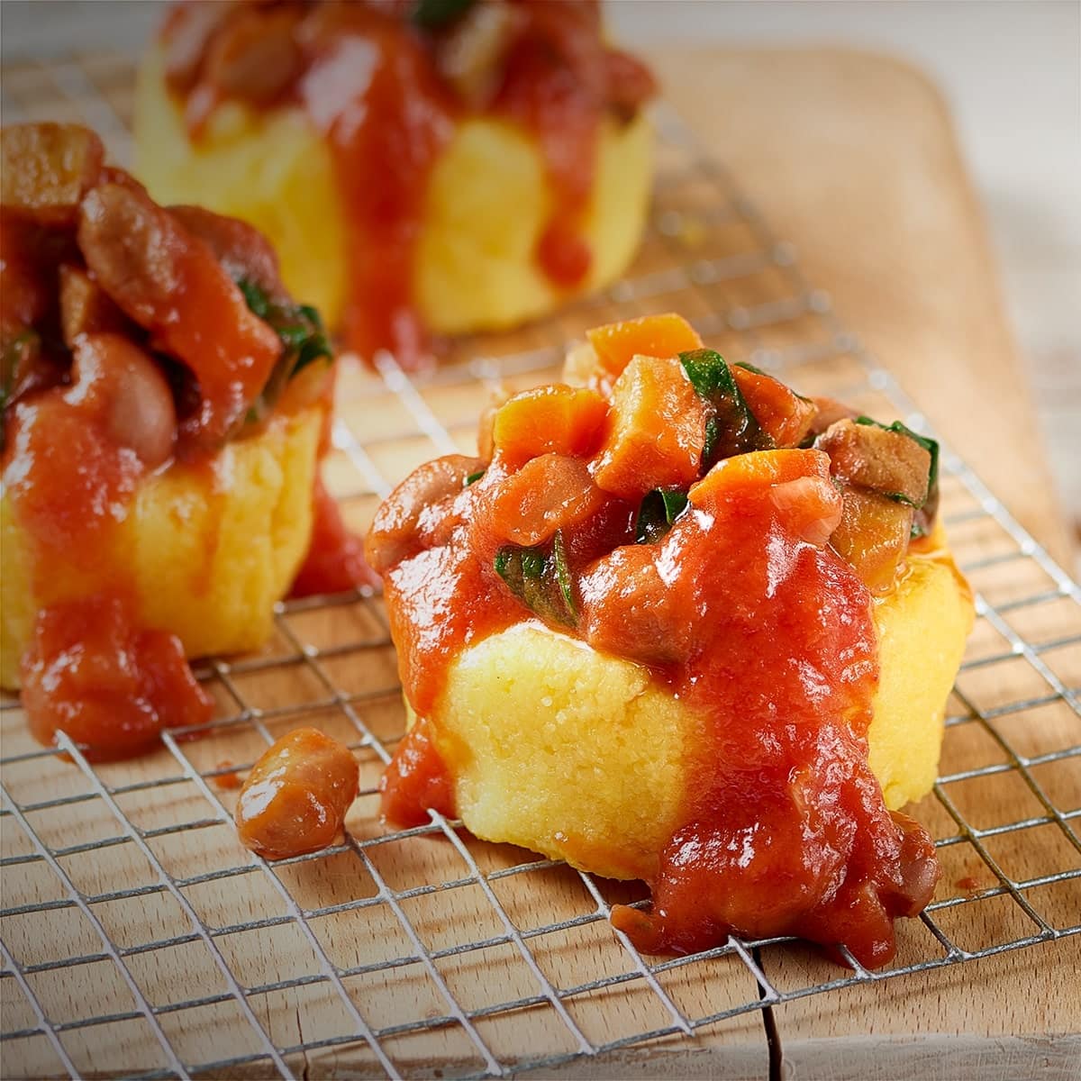 Polenta au seitan, sauce tomate et haricots