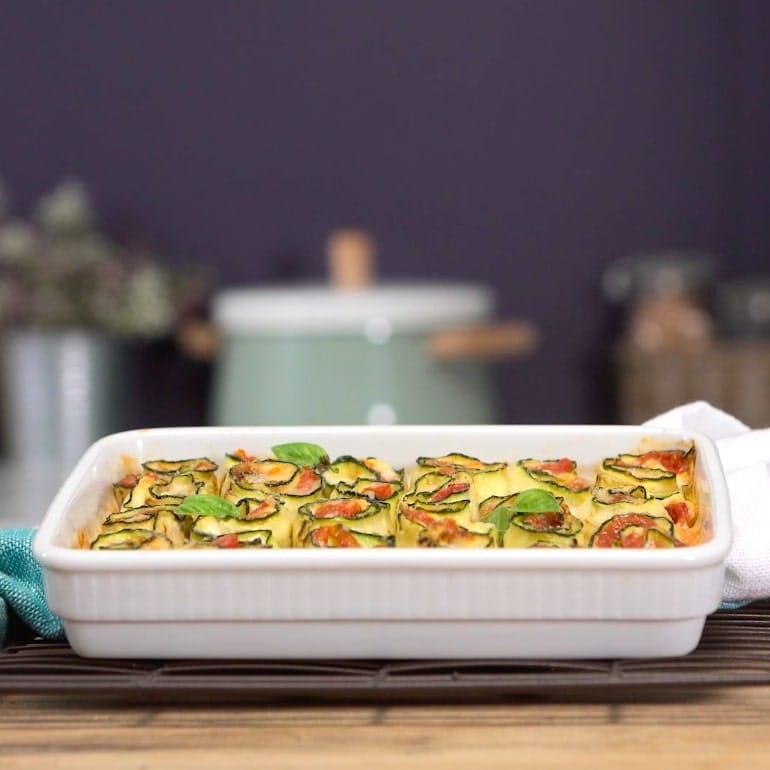 Rouleaux de courgettes à la robiola et aux tomates pelées