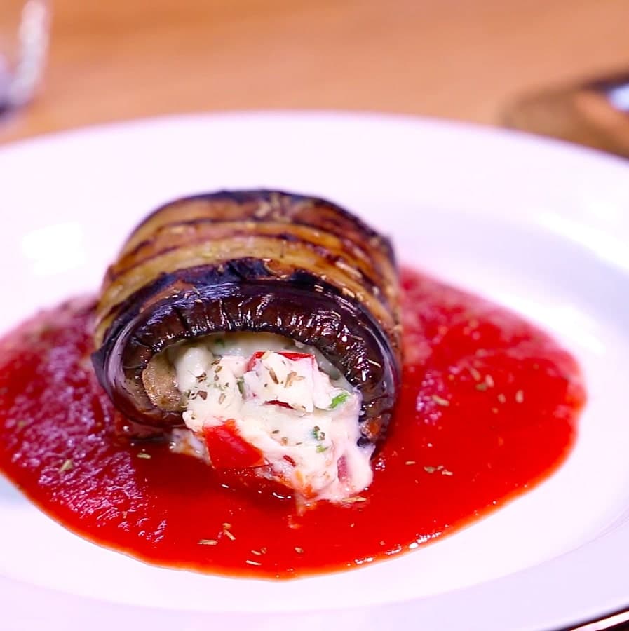 Roulés d’aubergines à la ricotta et à la purée de tomates