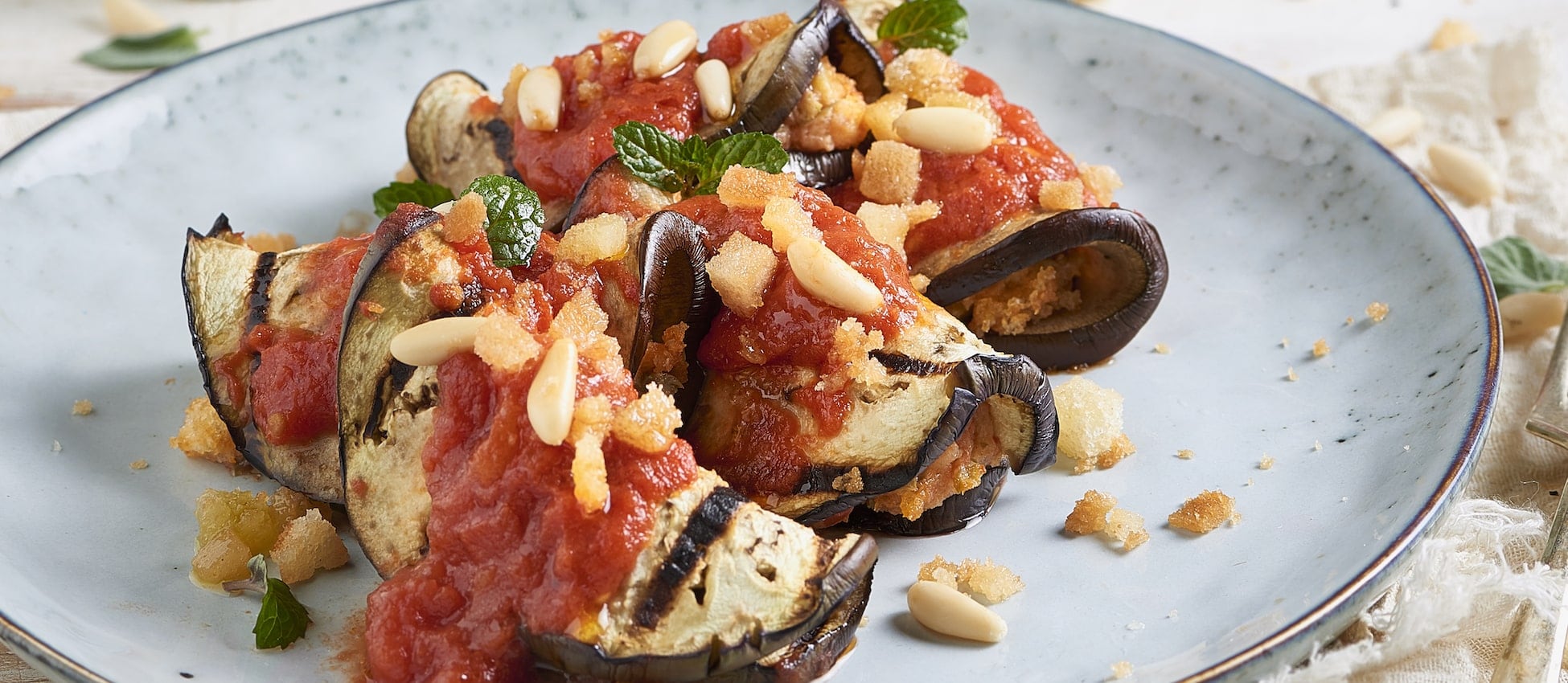 Roulés d’aubergines farcis à la tomate