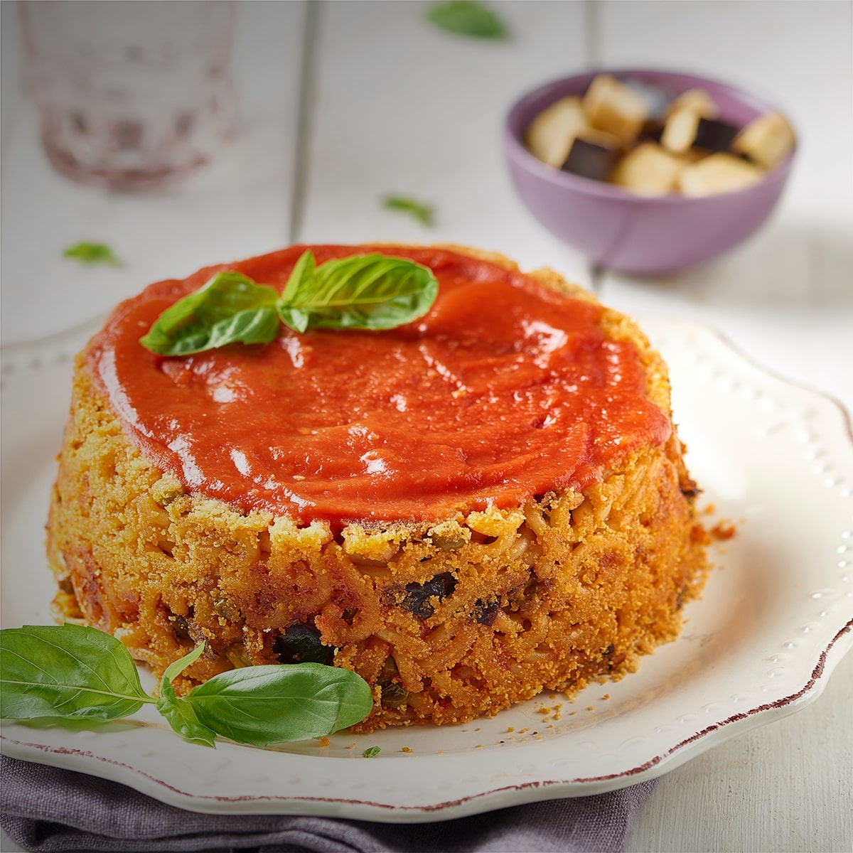 Timballo de pâtes à la tomate et aux petits pois