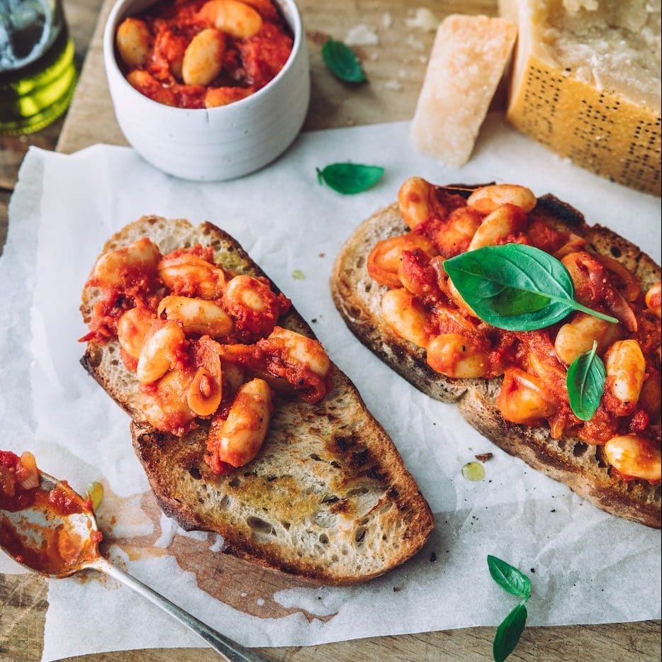 Toasts de haricots blancs à la sauce tomate