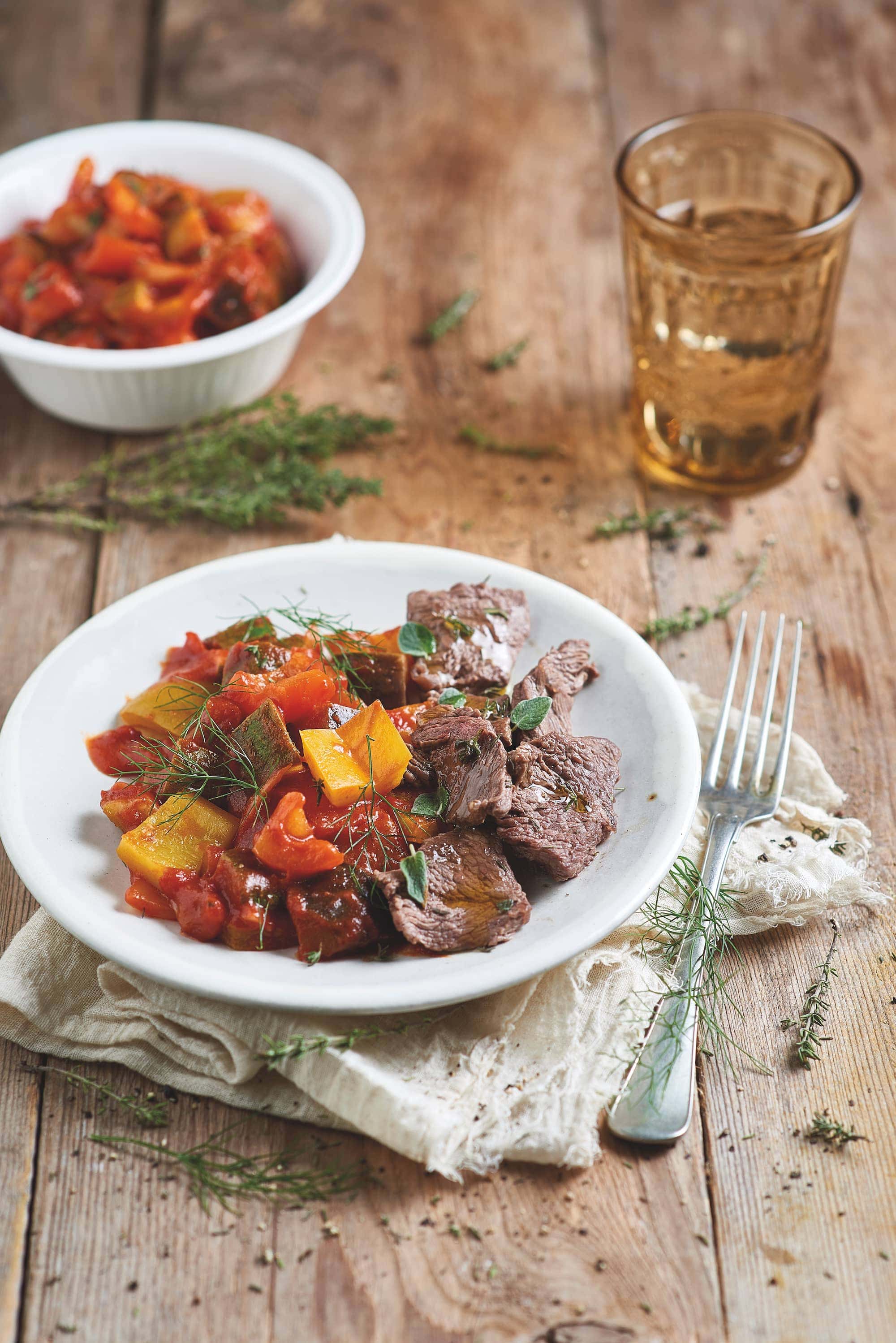 Bœuf mariné à la sauce tomate et aux légumes