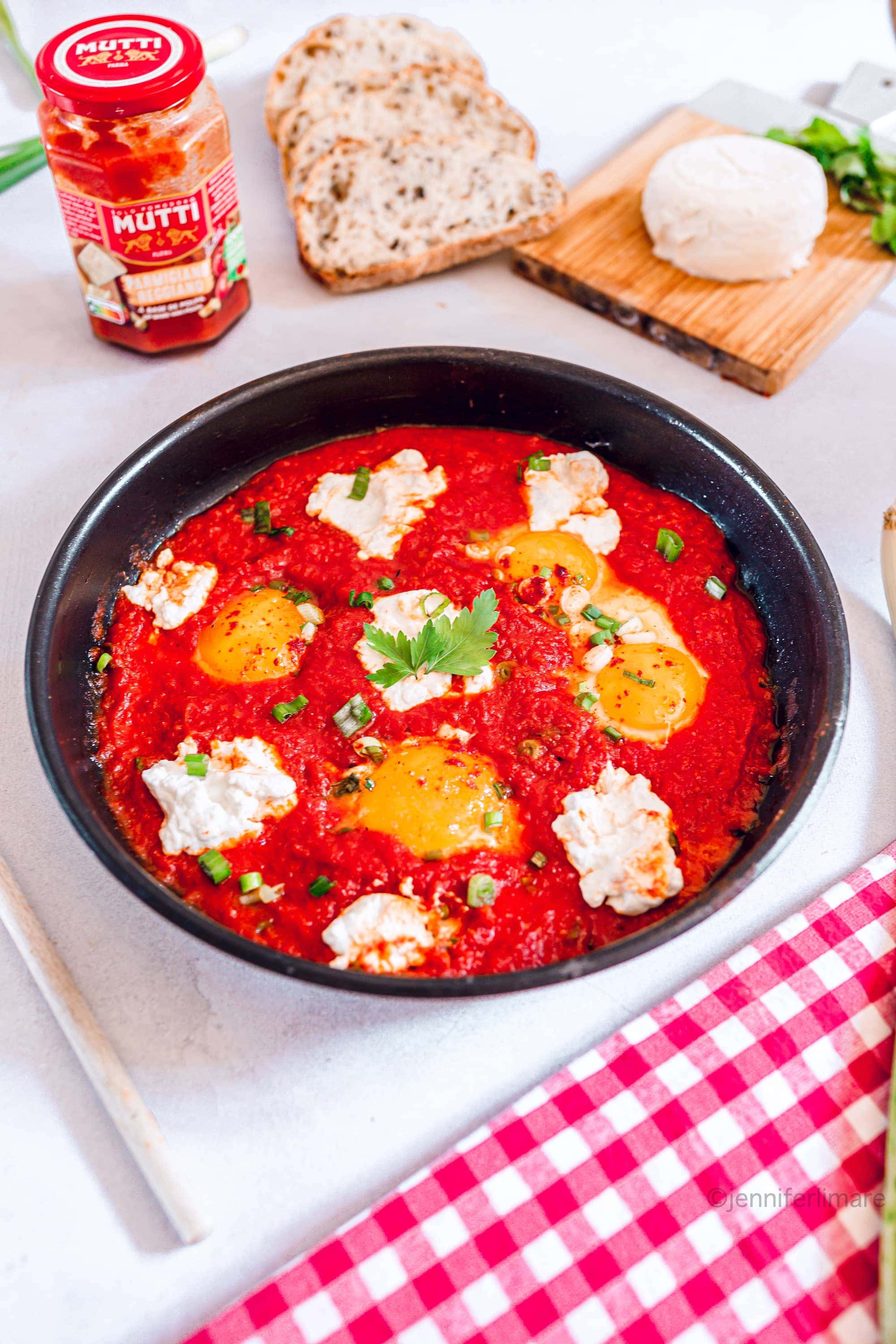 Œufs frits à la sauce tomate Parmigiano Reggiano et chèvre