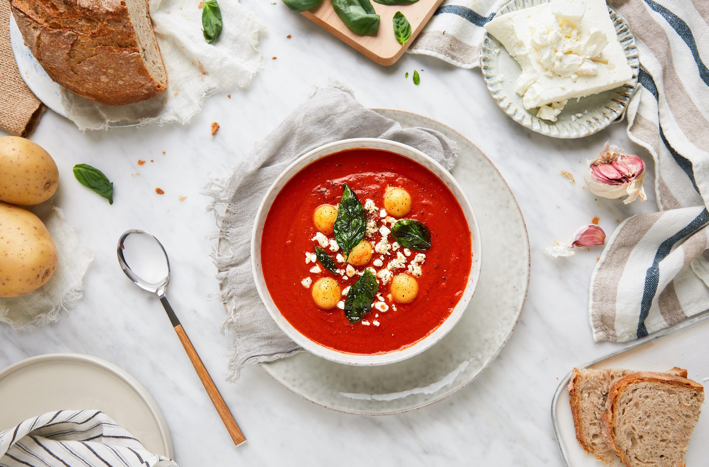 Soupe de tomates, sphères de pommes de terre et basilic frit