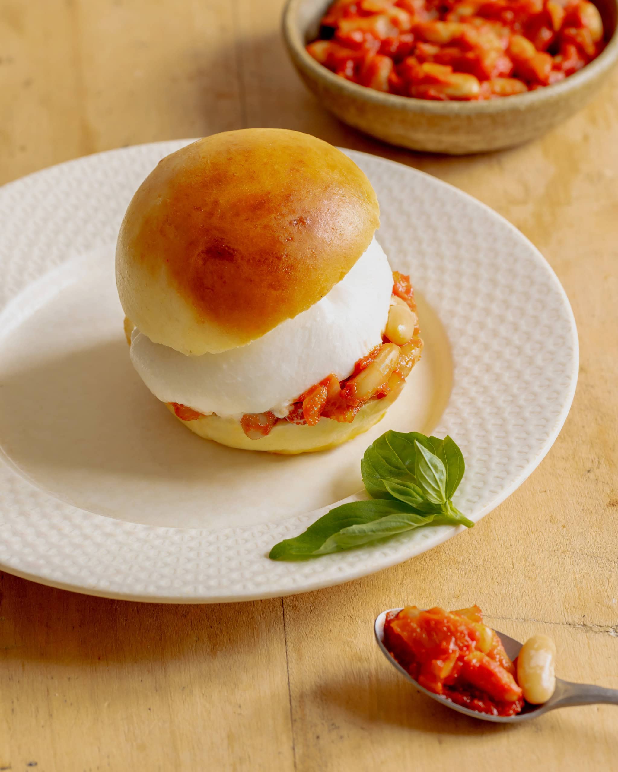 Buns maison, haricots blancs à la tomate et burrata