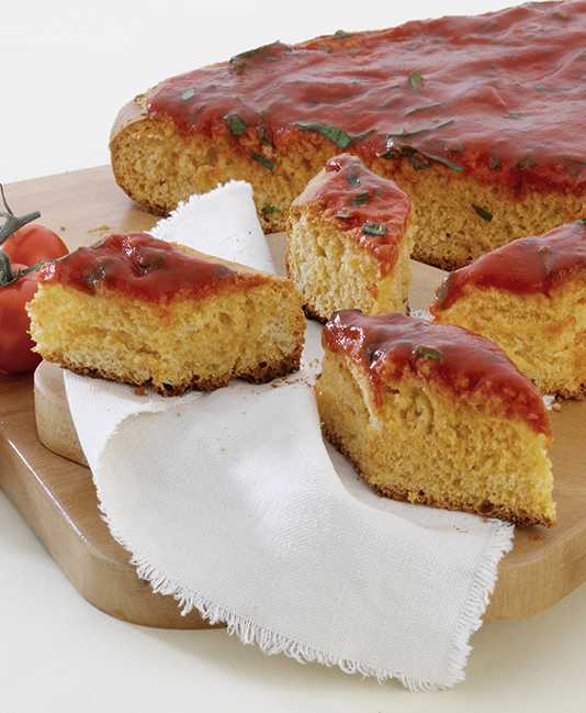 Pain stria nappé de sauce à la Purée de tomates Mutti et au doppio concentrato (Pâte de tomate)