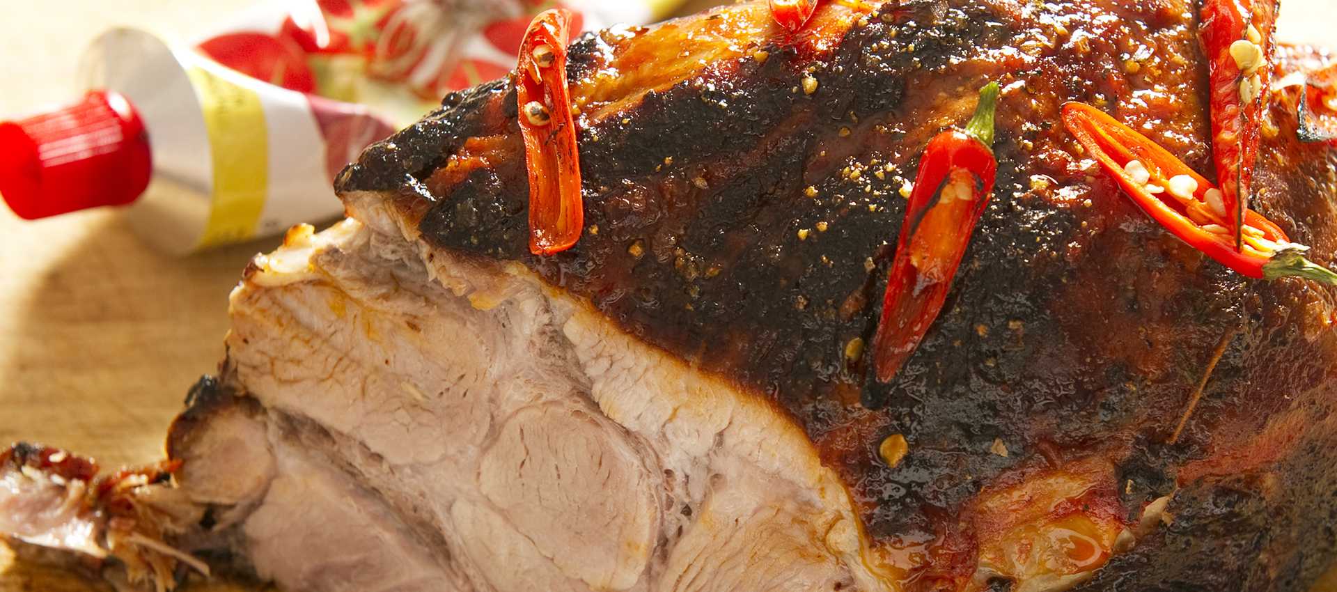 Longe de porc rôtie au four avec tomates, miel et piment chili