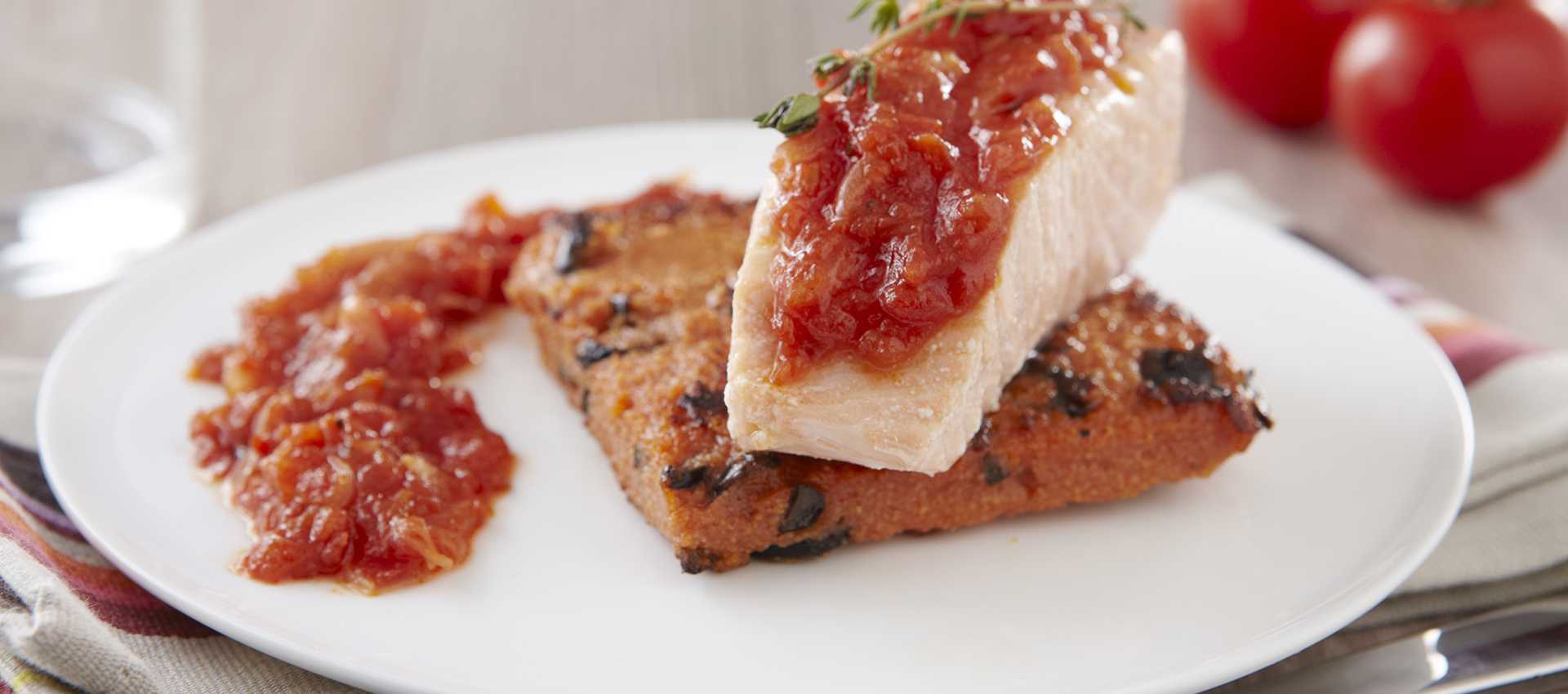 Confit de saumon au thym sur polenta croustillante avec Polpa (Tomates concassées fines), basilic et oignon