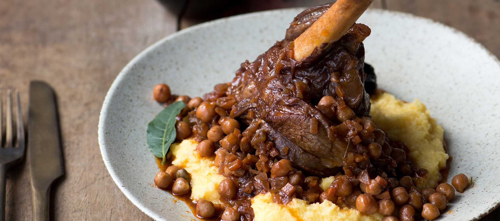 Lamb shanks with sieved tomatoes