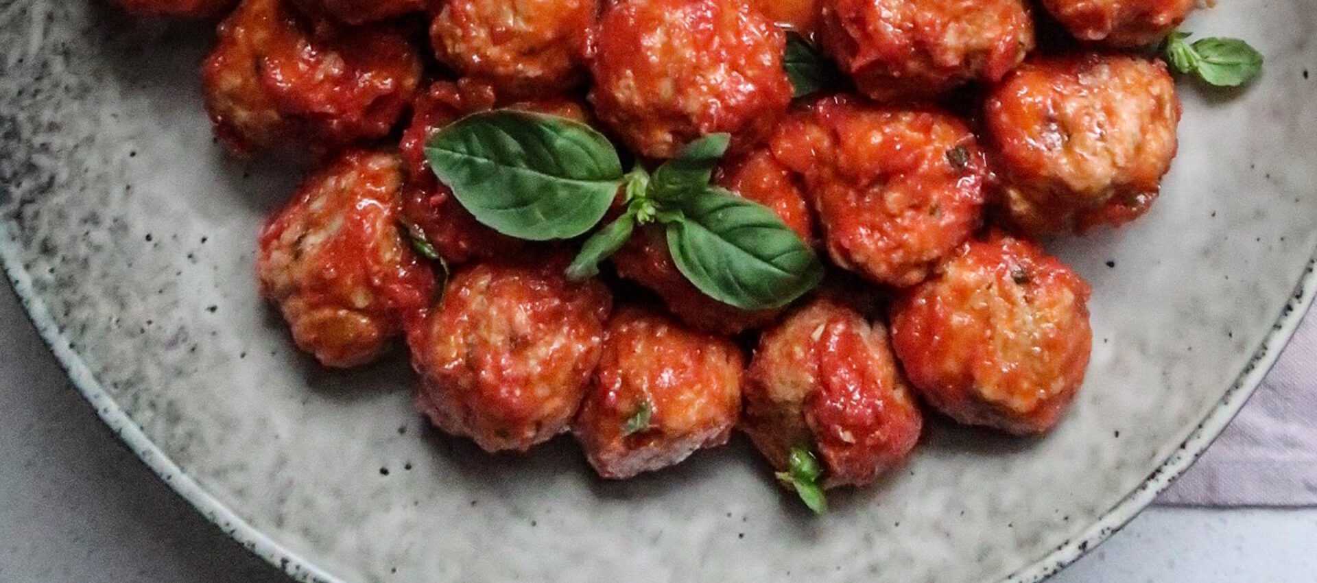 Italian meatballs with sieved tomatoes