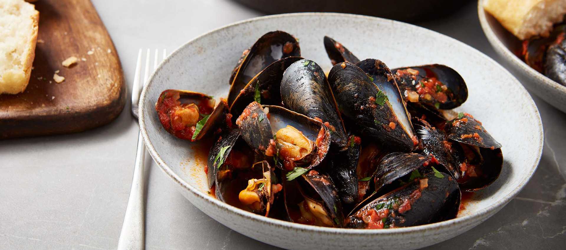 Mussels fra diavolo with chopped tomatoes