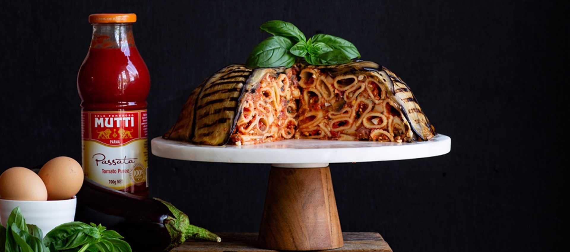 Pasta ncasciata with sieved tomatoes