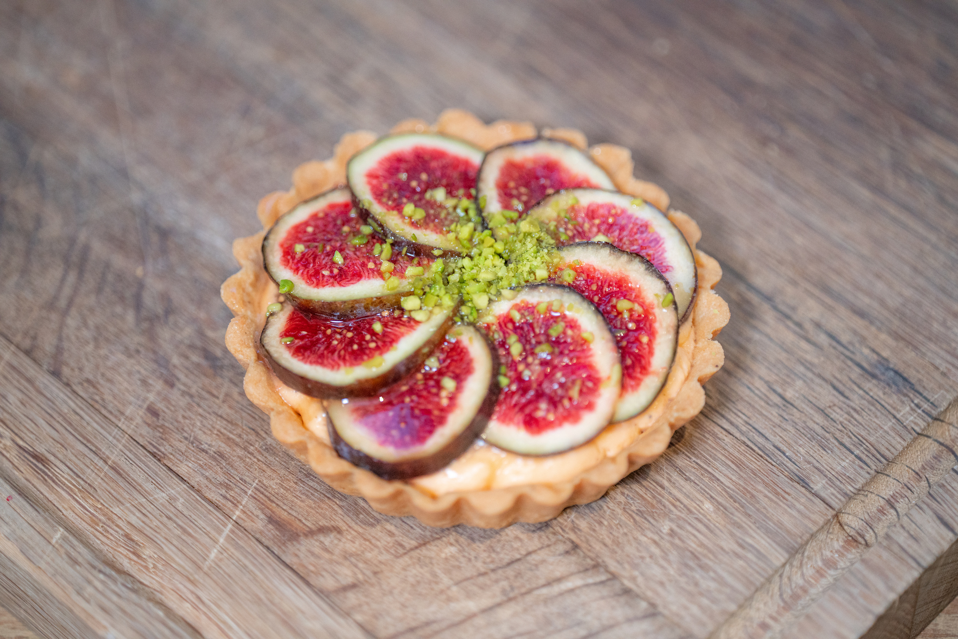 Tomato tartlets with fig and pistachio
