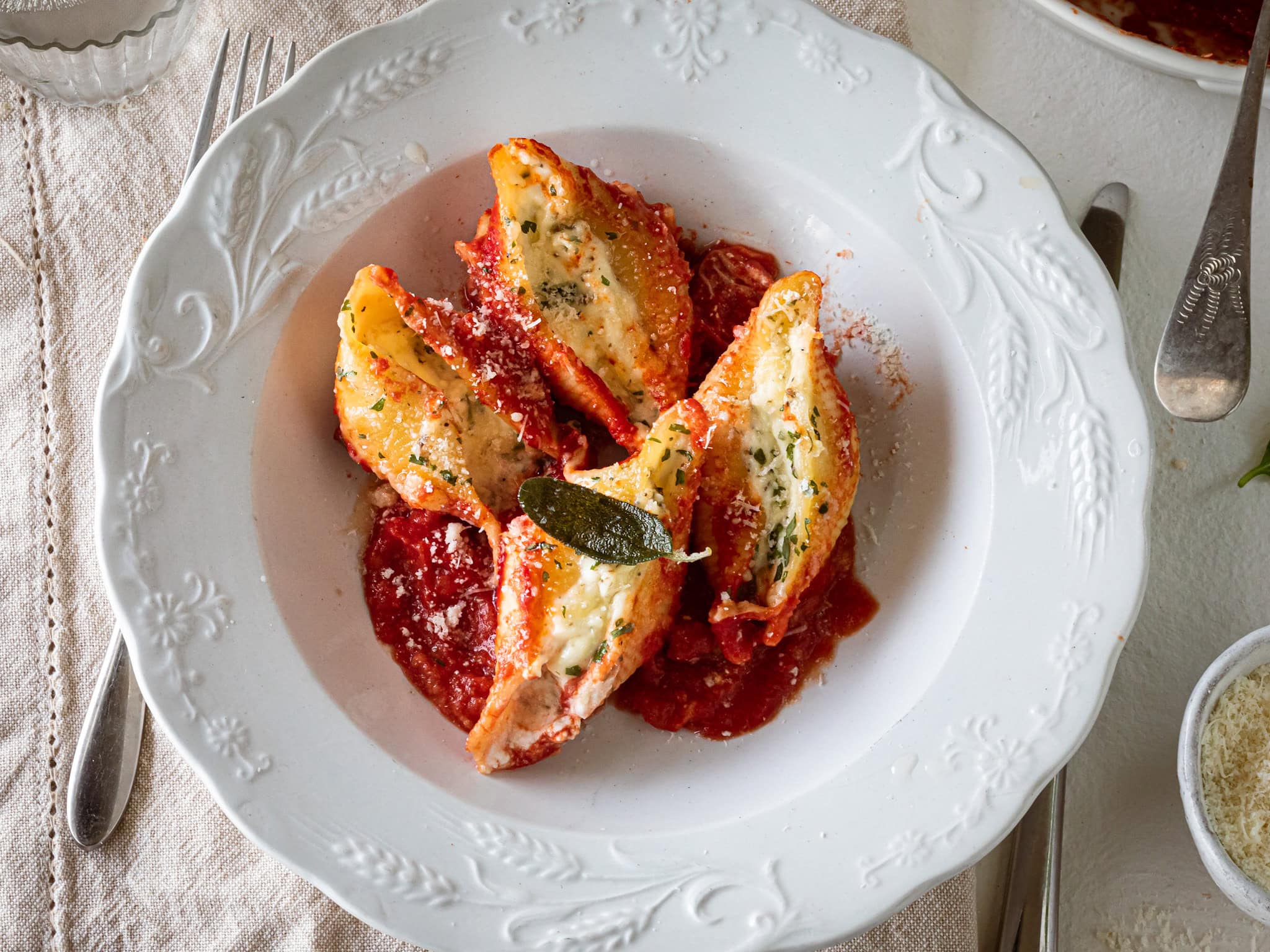 Mascarpone shells with garlic and herb