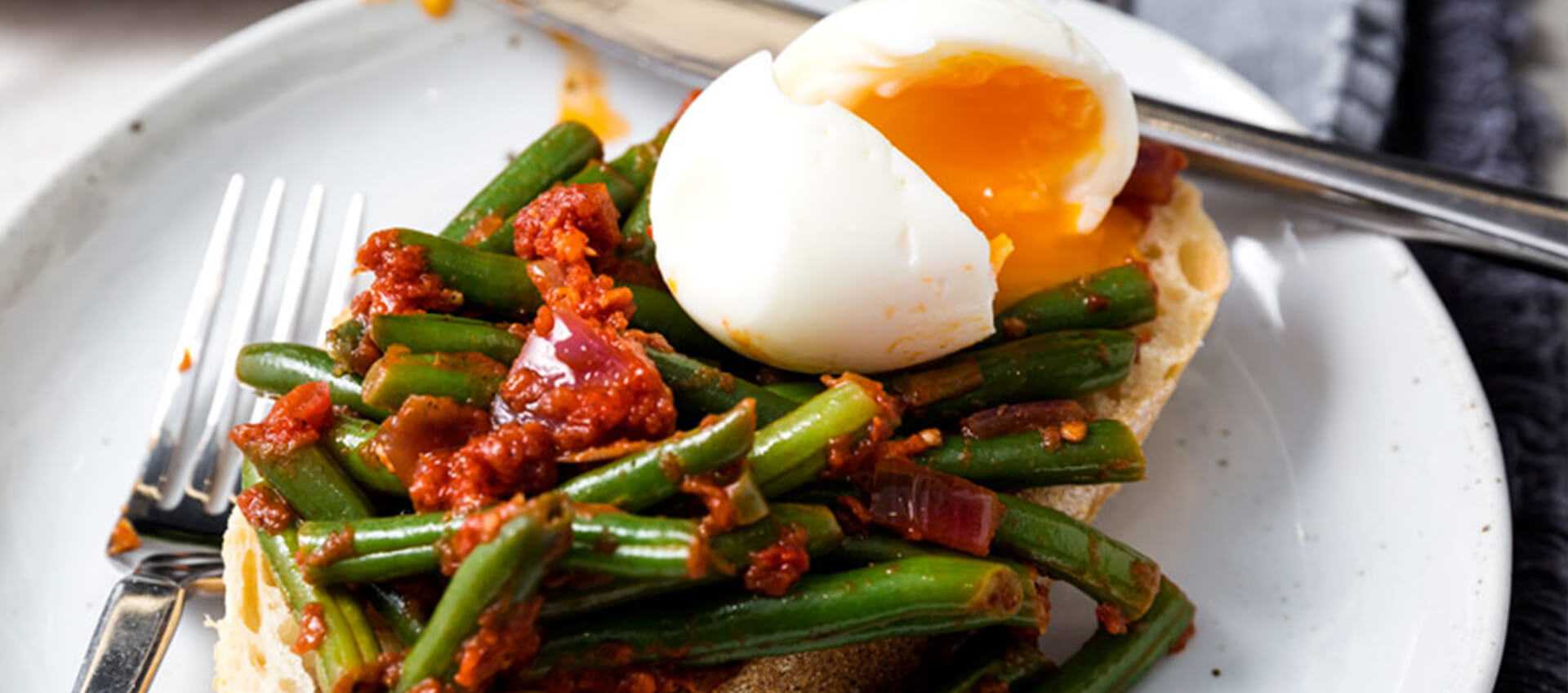 Braised green beans and tomatoes by TheLebanesePlate