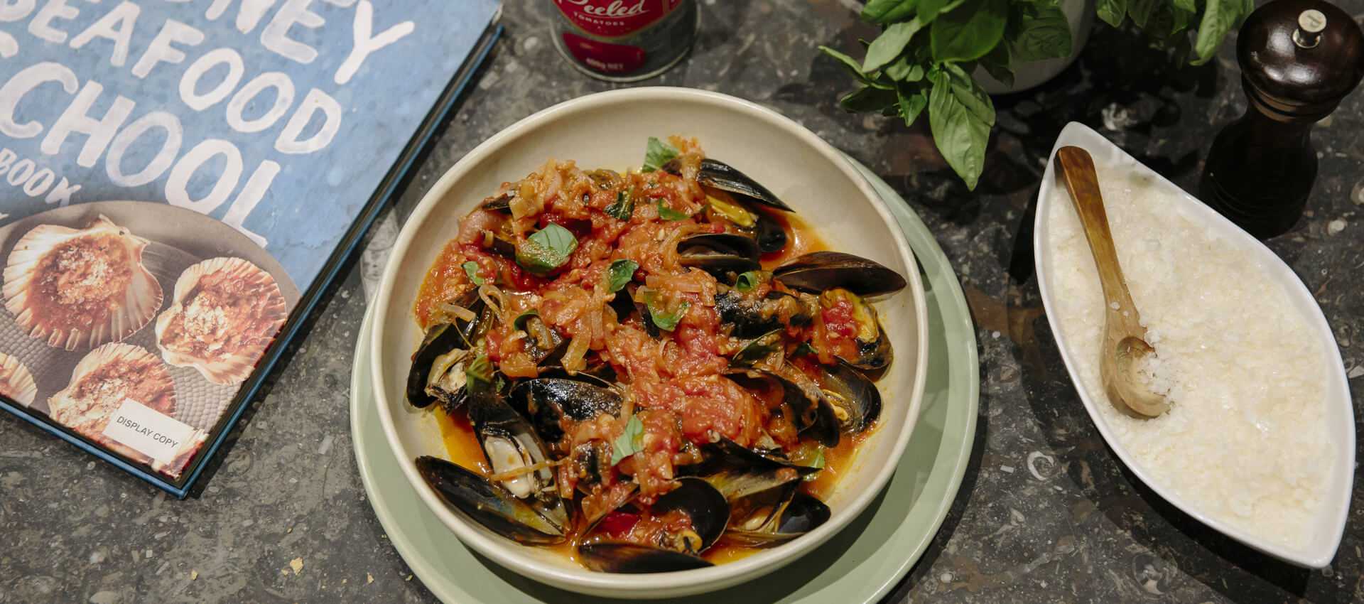 Blue mussels in tomato sauce