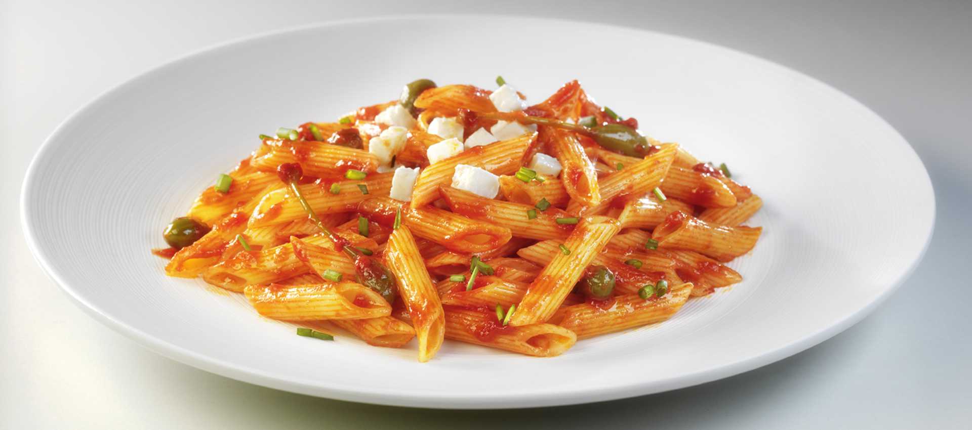 Makaron penne z Mutti Passatą przecierem pomidorowym, kaparami i mozzarellą