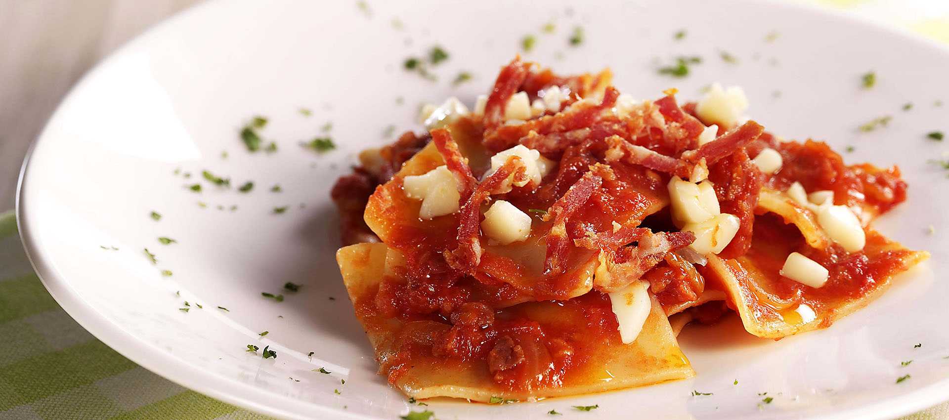 Maltagliati pasta met pittige salami en blokjes scamorza