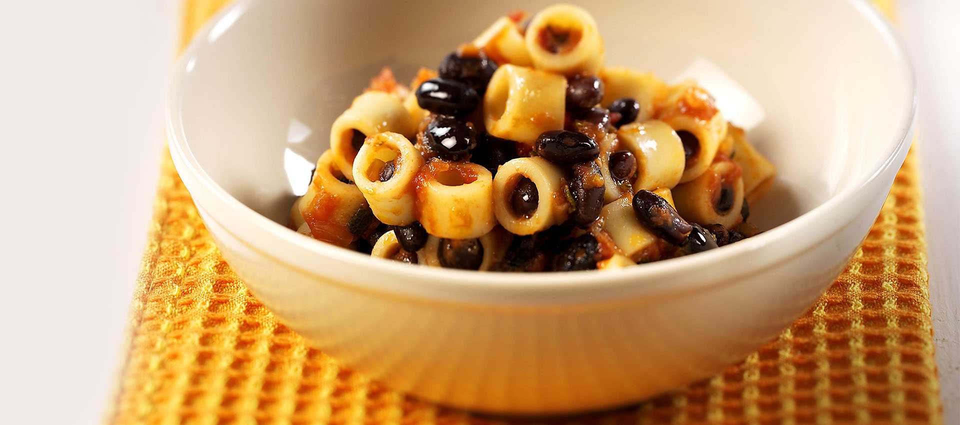 Ditalini met kruidige zwarte bonen