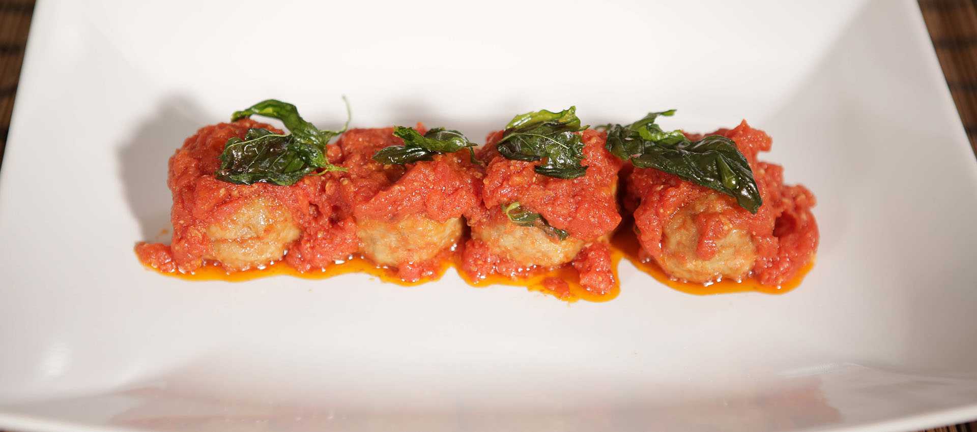 Gebakken polenta met blokjes kalfsvlees