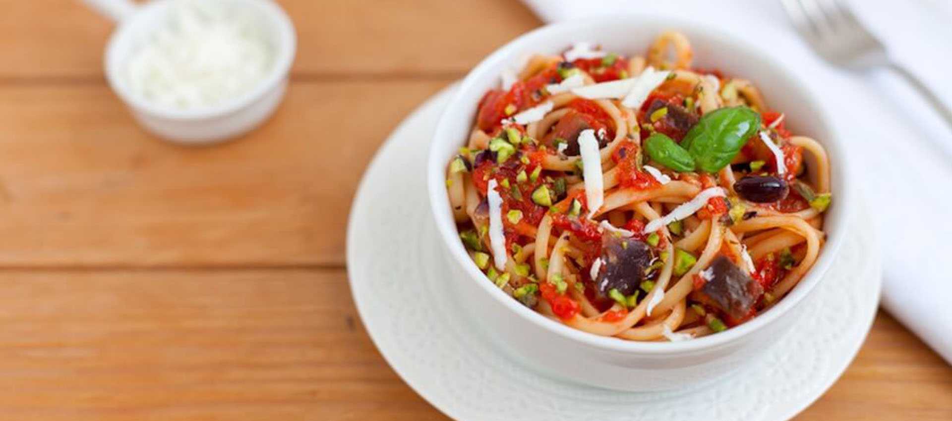Linguine met tomaten, aubergine en pistachenoten