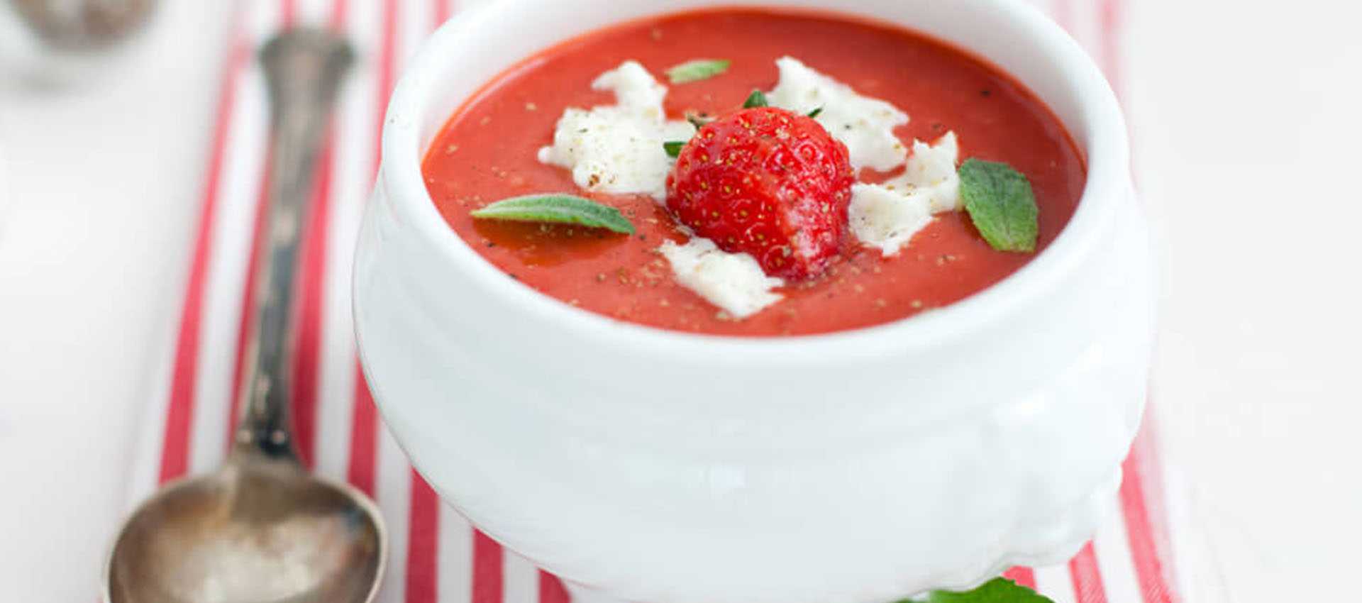 Gekoelde tomatencrèmesoep met aardbeien en buffelmozzarella