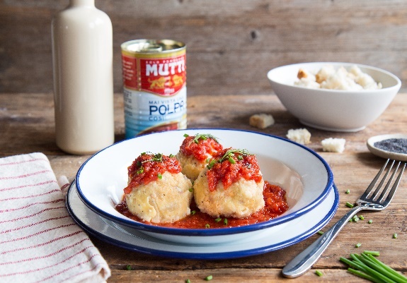 Canederli brood dumplings met tomatensaus