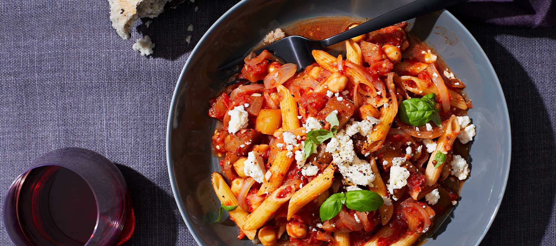 PENNE CU VINETE, ROSII ȘI NAUT