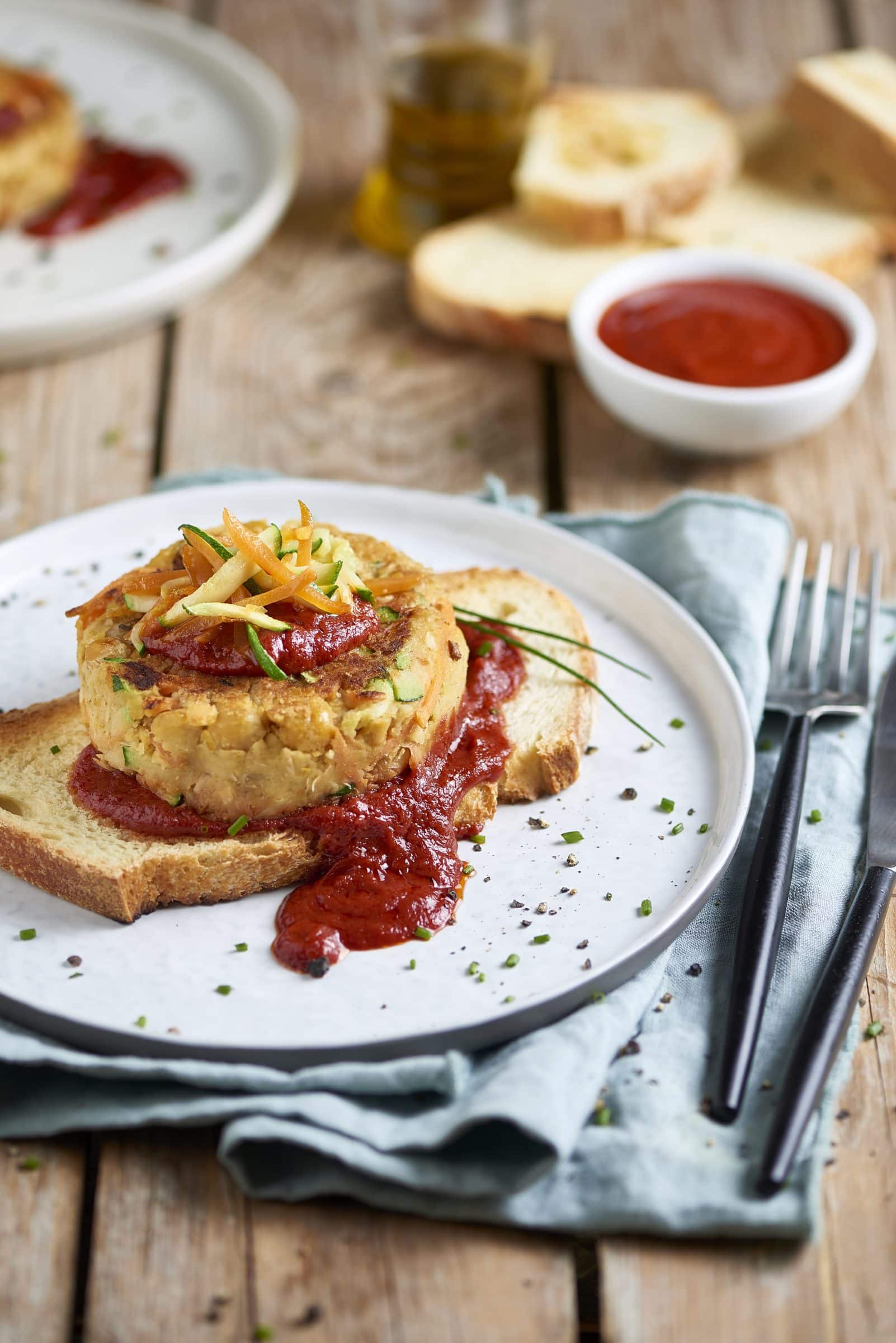 Hamburger di ceci e rosmarino con salsa di pomodoro