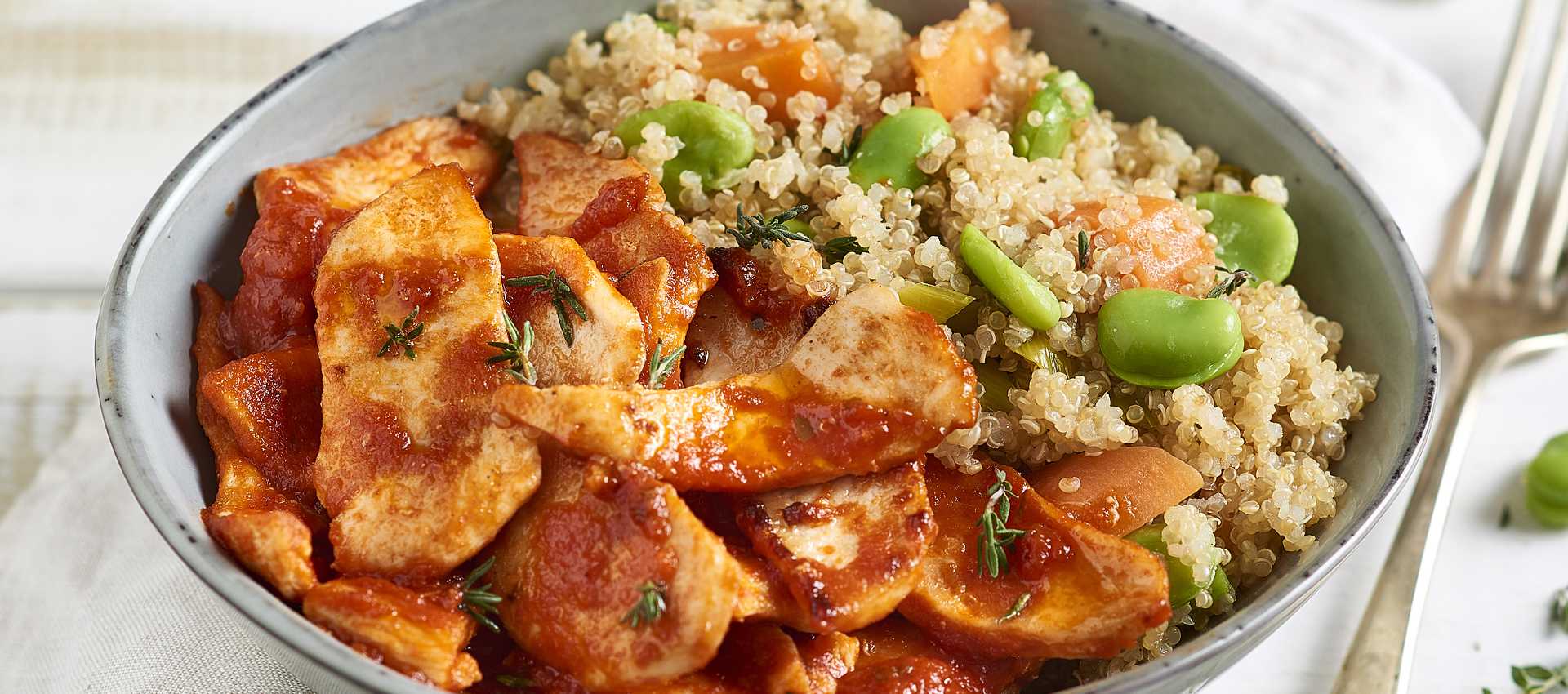Insalata di quinoa e fave con straccetti di pollo