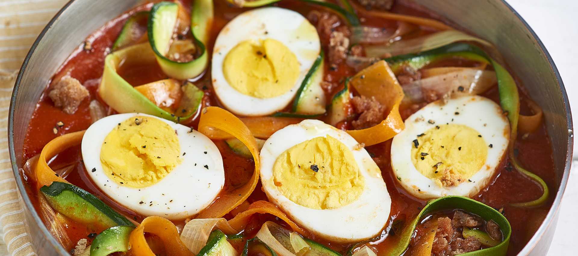 Tagliatelle di verdure con uova sode