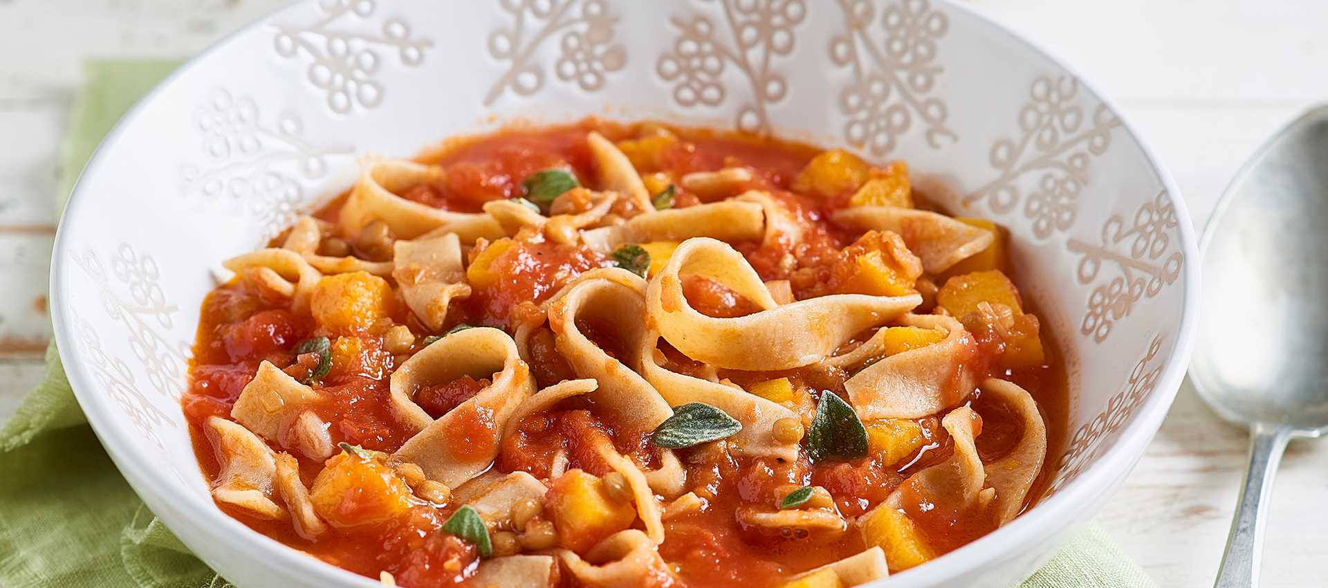 Fettuccine integrali con lenticchie pomodoro e zucca