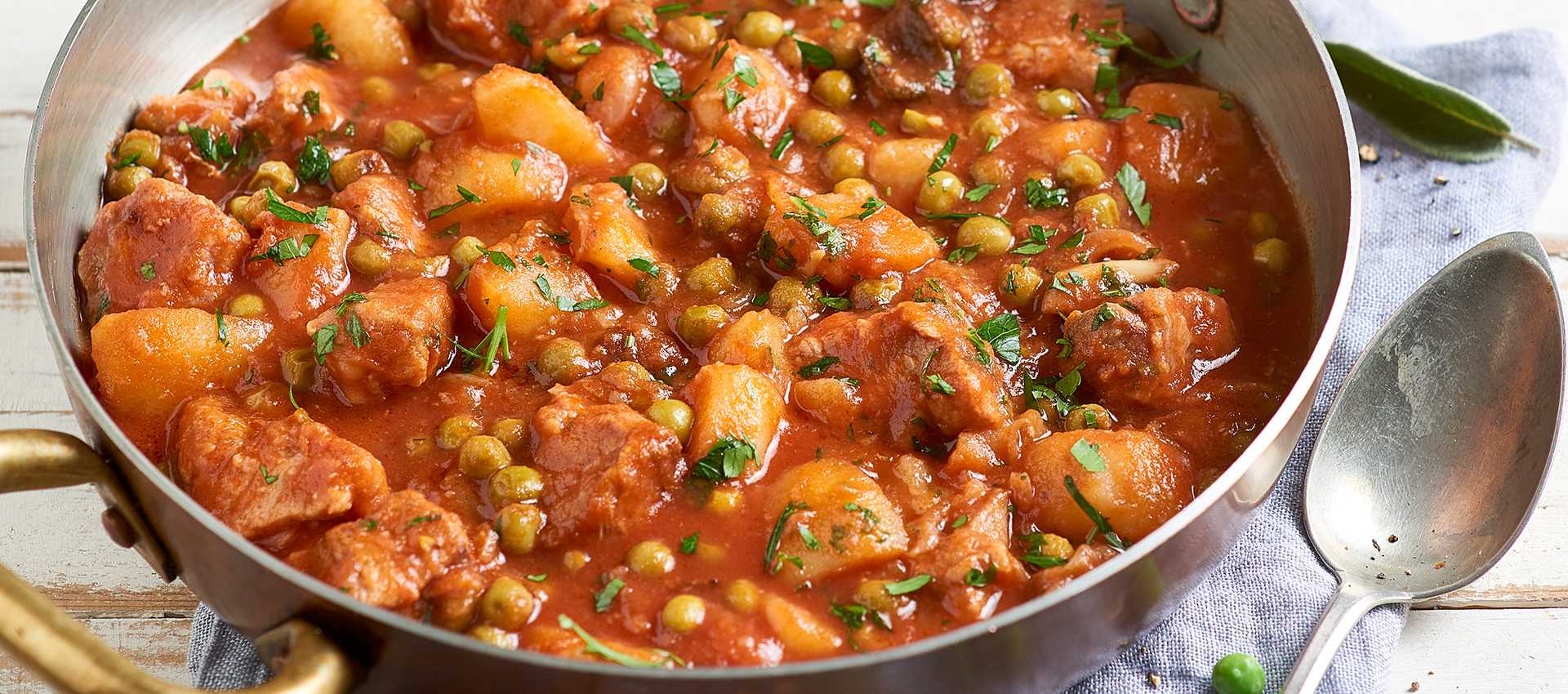 Spezzatino di vitello con patate piselli e pomodoro