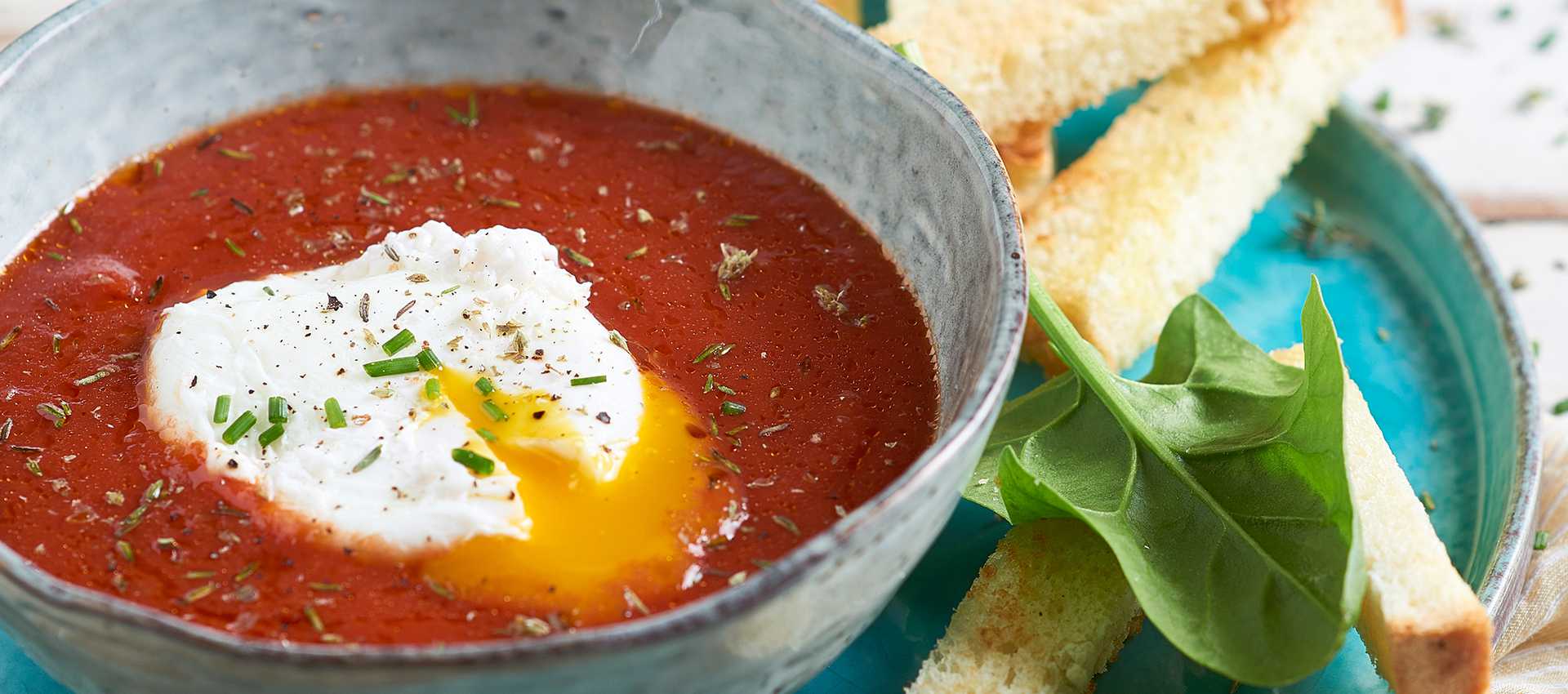 Uova poche con salsa al pomodoro ed erbe aromatiche