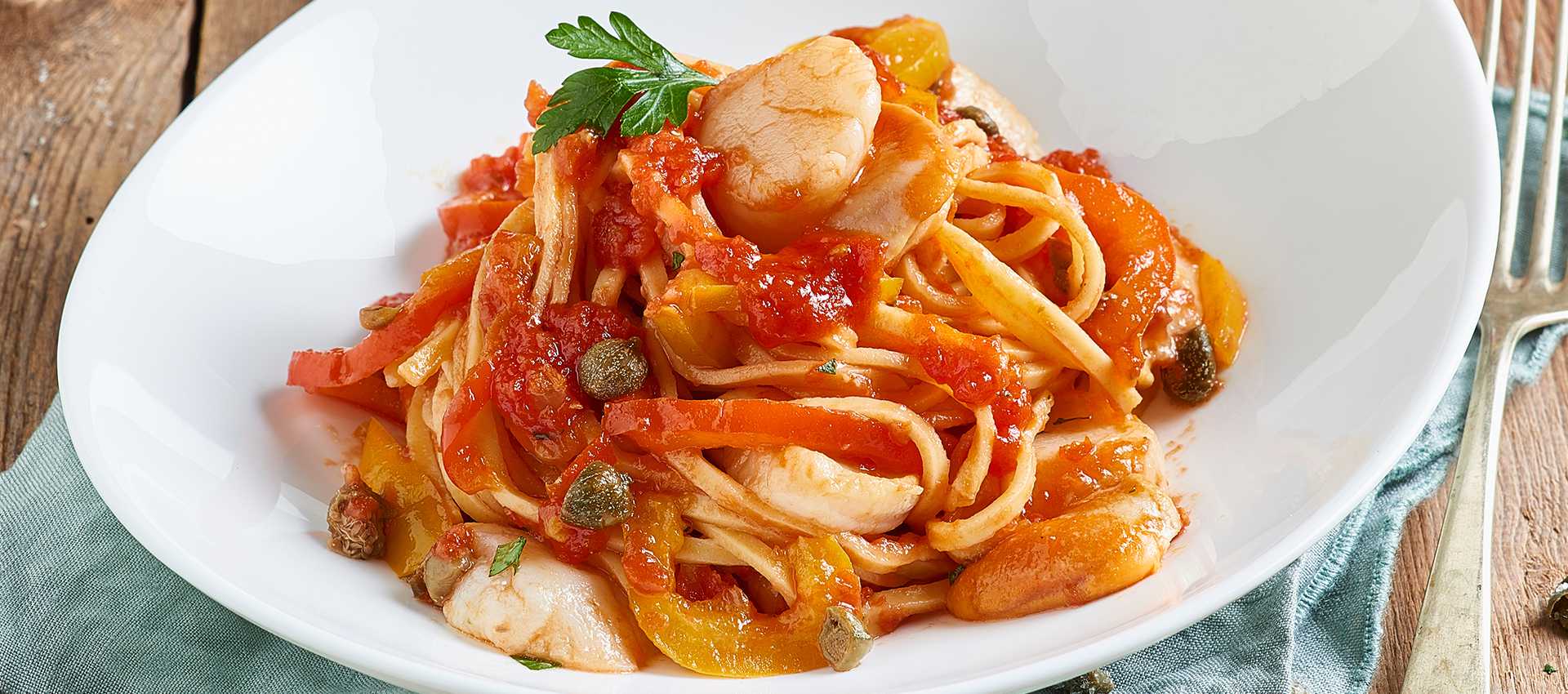 Tagliolini con peperoni pomodoro capperi e capesante