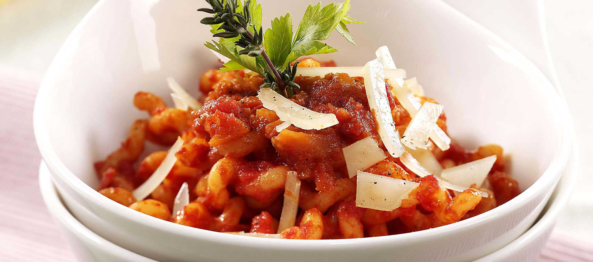 Fusilloni in crema di acciughe e scaglie di pecorino