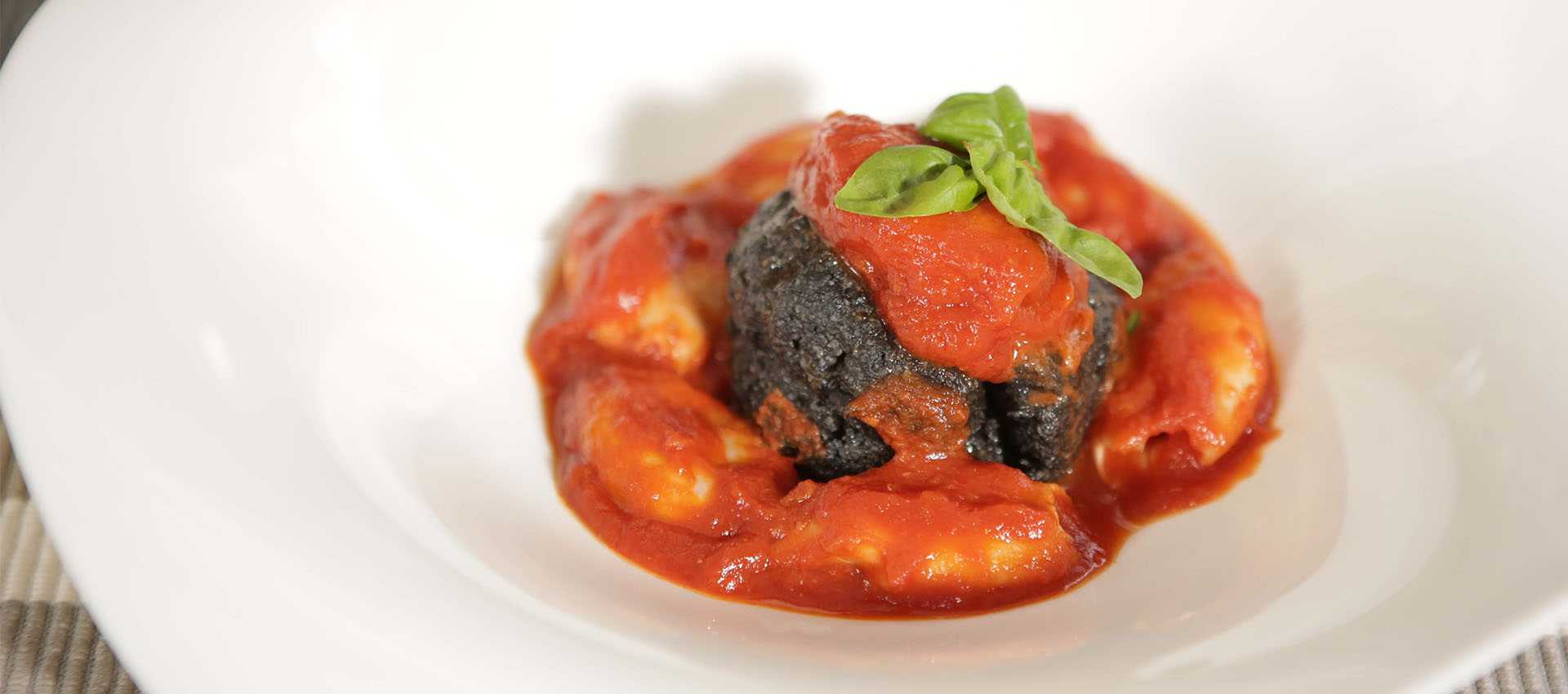 Calamaro alla piastra con polenta al nero di seppia