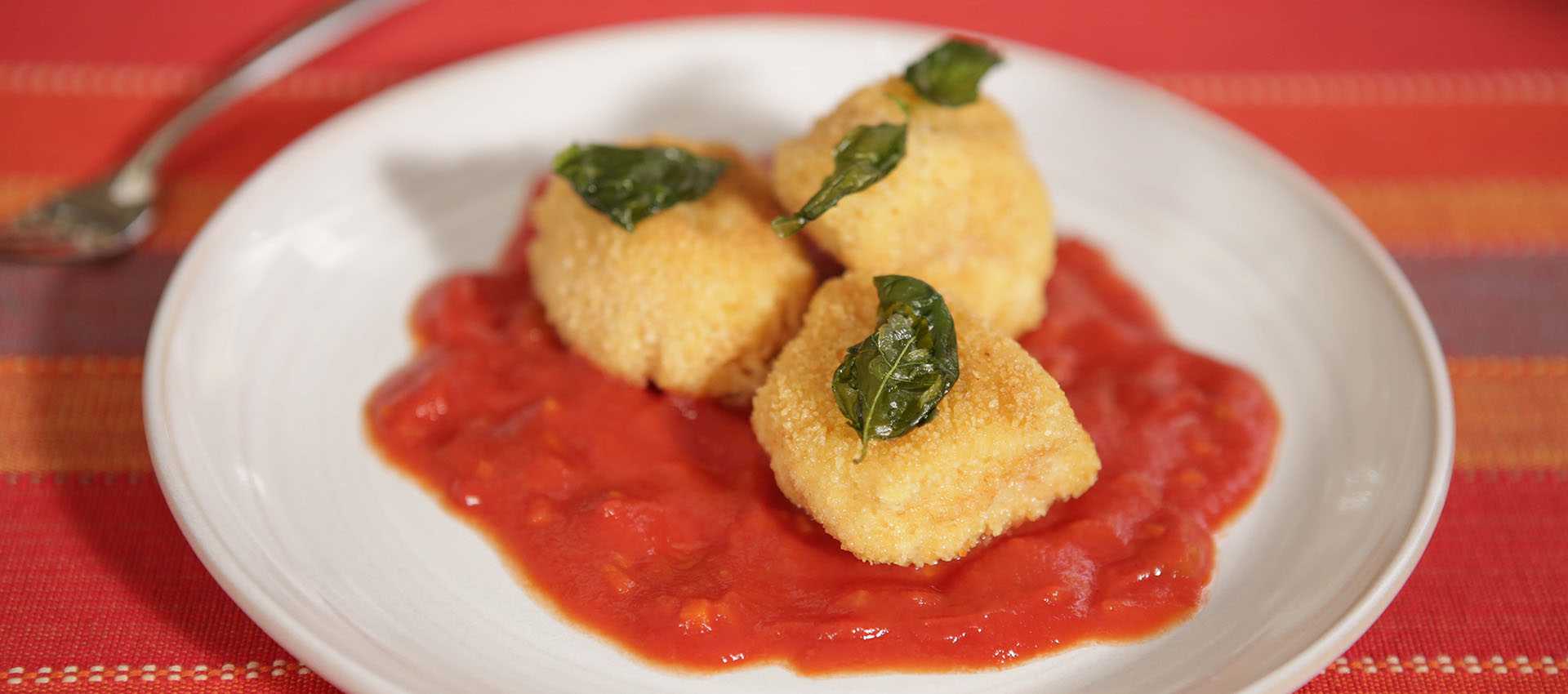 Cubotti di pollo alla milanese con salsa di pomodoro