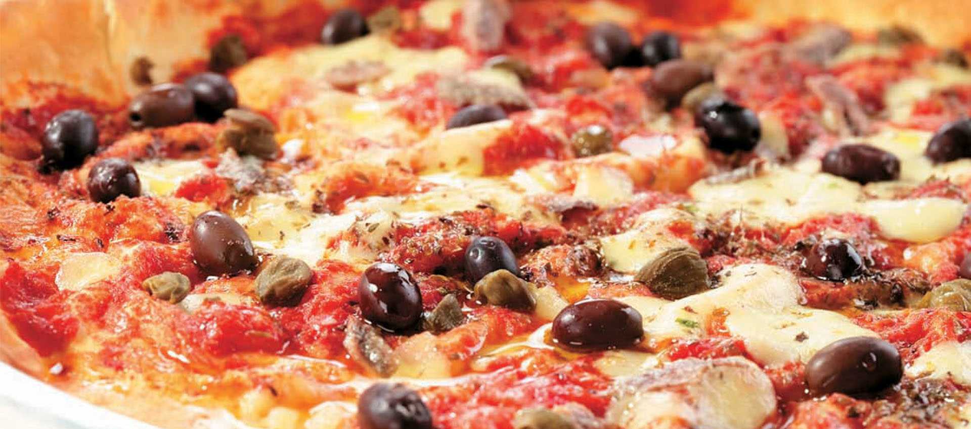 Pizza sarda di pane carasau con passata di pomodoro