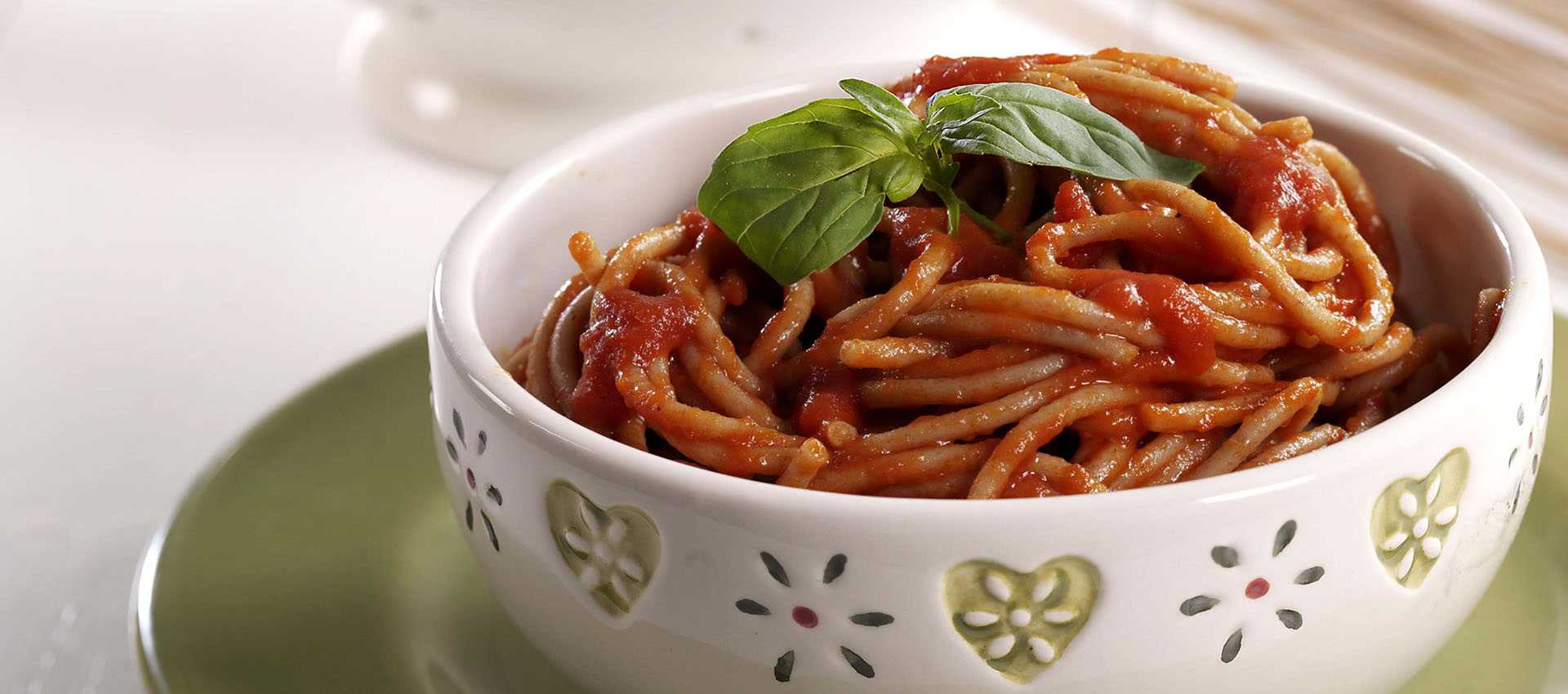 Spaghetti al farro con salsa di datterini