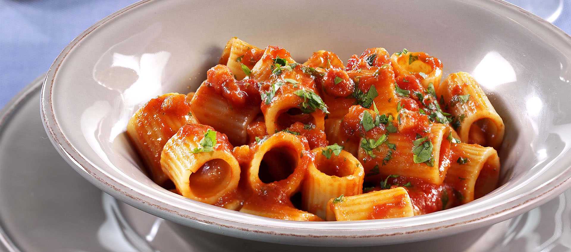 Mezze maniche con pancetta e salsa di datterini