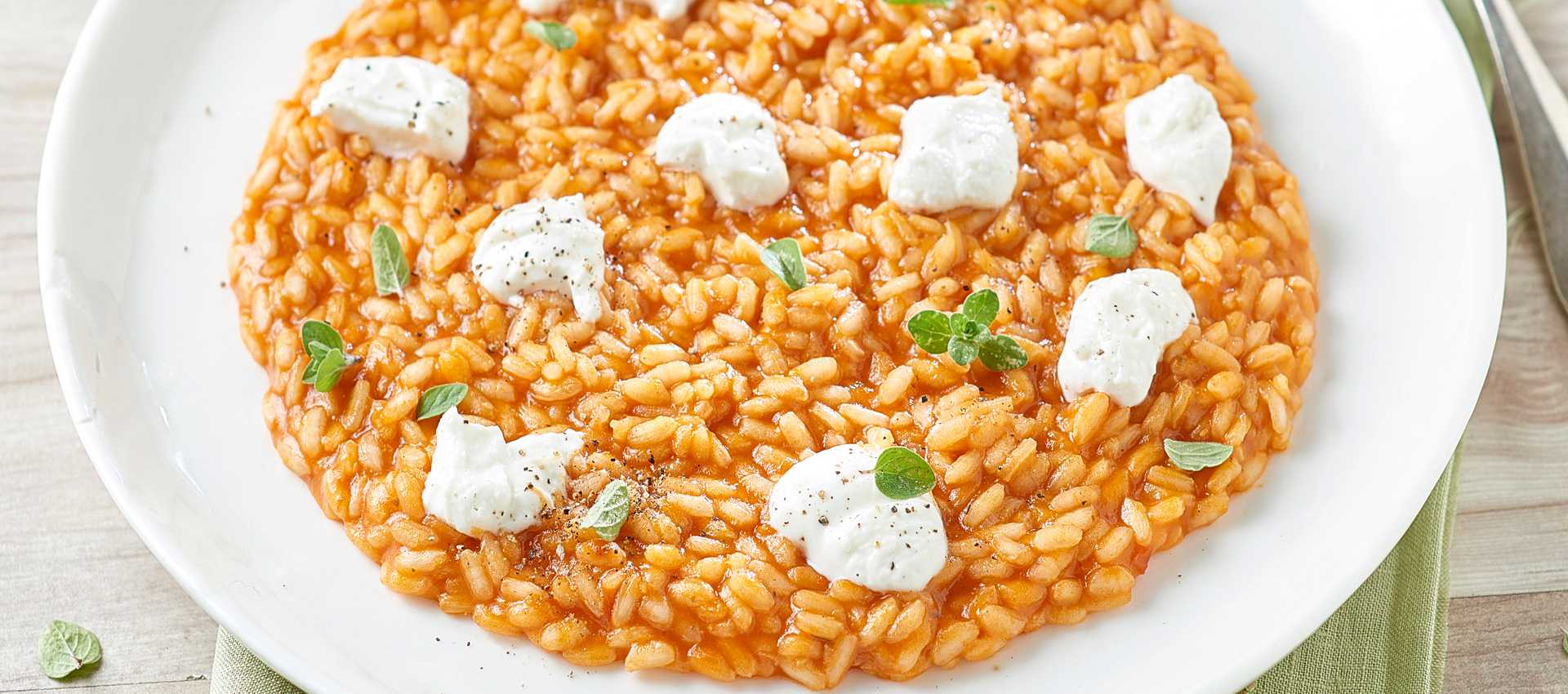 Risotto al pomodoro con caprino e origano